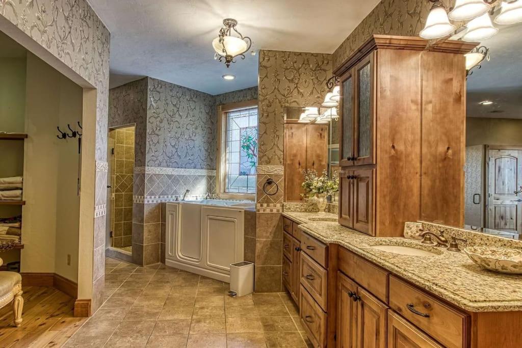 Mountain Bliss: Estate W/ Views~Firepit~Hot Tub~Gburg 5Min~3 Pools Villa Gatlinburg Buitenkant foto