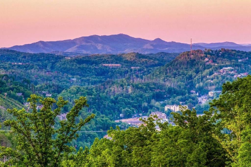 Mountain Bliss: Estate W/ Views~Firepit~Hot Tub~Gburg 5Min~3 Pools Villa Gatlinburg Buitenkant foto