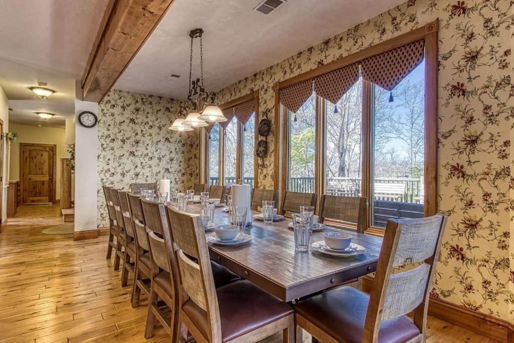 Mountain Bliss: Estate W/ Views~Firepit~Hot Tub~Gburg 5Min~3 Pools Villa Gatlinburg Buitenkant foto