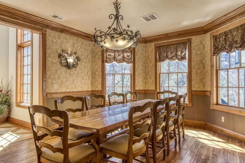 Mountain Bliss: Estate W/ Views~Firepit~Hot Tub~Gburg 5Min~3 Pools Villa Gatlinburg Buitenkant foto