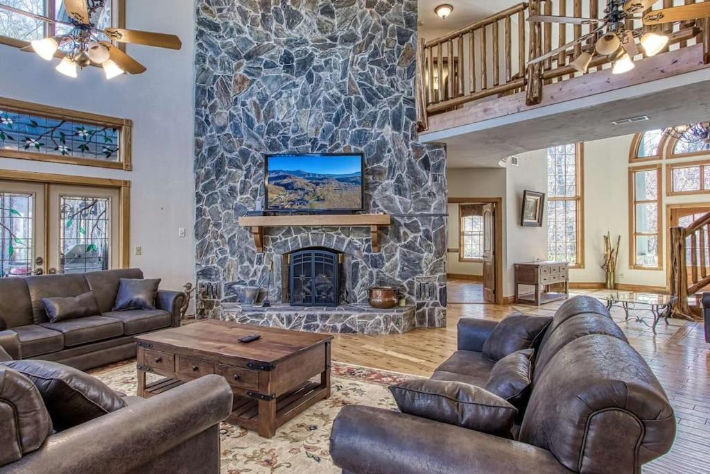 Mountain Bliss: Estate W/ Views~Firepit~Hot Tub~Gburg 5Min~3 Pools Villa Gatlinburg Buitenkant foto