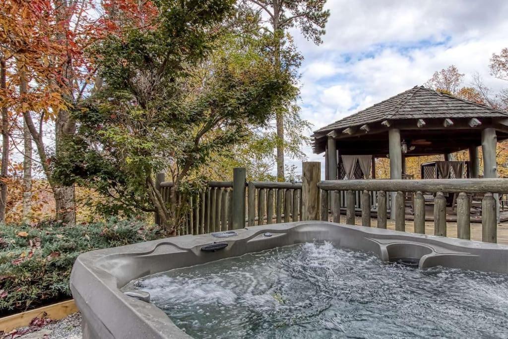 Mountain Bliss: Estate W/ Views~Firepit~Hot Tub~Gburg 5Min~3 Pools Villa Gatlinburg Buitenkant foto