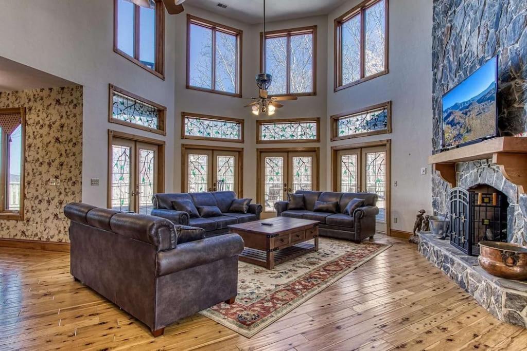Mountain Bliss: Estate W/ Views~Firepit~Hot Tub~Gburg 5Min~3 Pools Villa Gatlinburg Buitenkant foto